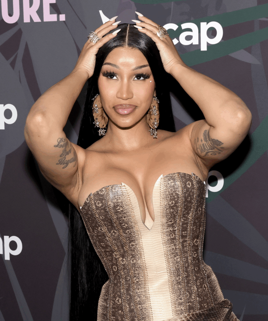 Qual a altura de Cardi B? Descubra sua verdadeira estatura e mais