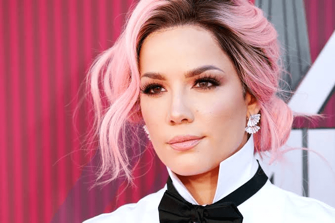 Qual a altura de Halsey? Descubra a altura real da cantora
