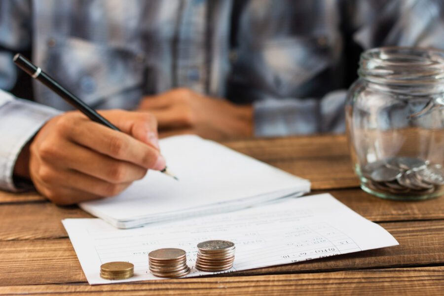 Como utilizar a internet para otimizar a gestão financeira e ampliar o acesso a serviços?